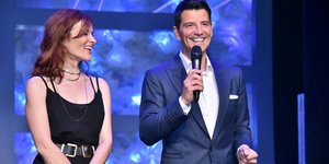 Σάκης Ρουβάς με μικρόφωνο