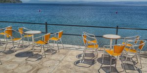 τραπεζάκια στη θάλασσα