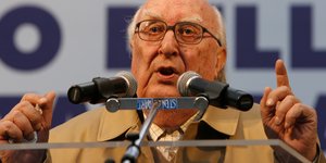 Αντρας μπροστά σε μικρόφωνο