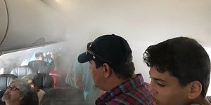 Πανικοβλήθηκαν οι επιβάτες πτήσης της American Airlines από την ομίχλη που εμφανίστηκε ξαφνικά στο αεροπλάνο
