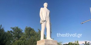 Αγνωστοι βανδάλισαν το άγαλμα του Κωνσταντίνου Καραμανλή