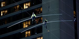 Τα αδέρφια Γουαλέντα περπάτησαν σε ύψος 25 ορόφων πάνω από την πλατεία της Νέας Υόρκης