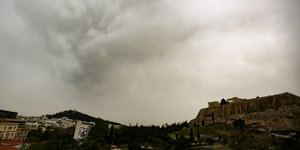 Συνεχίζει το σκηνικό του καιρού με βροχές, κεραυνούς και καταιγίδες σε όλη τη χώρα