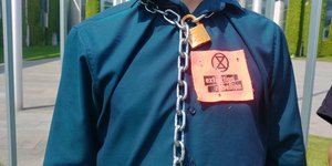 Ακτιβιστές αλυσοδέθηκαν στην καγκελαρία για να καταγγείλουν την πολιτική της κυβέρνησης για το κλίμα