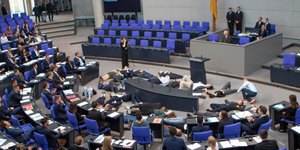 Ξαπλωμένοι ακτιβιστές στην Μπούτεσταγκ