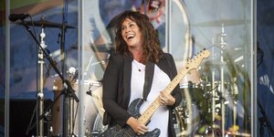 Η Αλάνις Μορισέτ τραγουδάει και παίζει κιθάρα πάνω στην σκηνή 