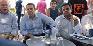 Ο Αλέξης Τσίπρας κάθεται σε καφενείο