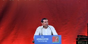 Ο Αλέξης Τσίπρας στο βήμα προεκλογικής συγκέντρωσης του ΣΥΡΙΖΑ