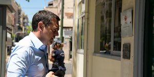O Αλέξης Τσίπρας περπατά μπαίνει σε κτίριο