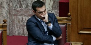 Ο Αλέξης Τσίπρας προβληματισμένος