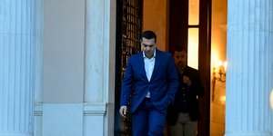 Ο Αλέξης Τσίπρας βγαίνει από το Μέγαρο προβληματισμένος