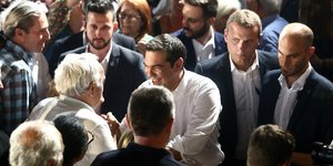 Ο Αλέξης Τσίπρας χαιρετάει κόσμο