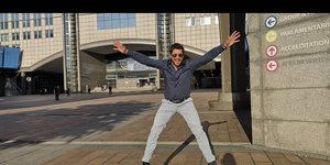 Χαρούμενος μπροστά στο κτίριο της ΕΕ στις Βρυξέλλες ο Αλέξης Γεωργούλης