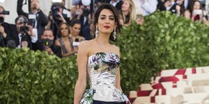 Η Αμάλ Κλούνει με εντυπωσιακό outfit χαμολάει