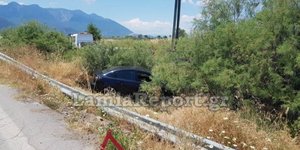 Αυτοκίνητο σε χωράφι στη Λαμία