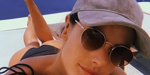 Αλεσάντρα Αμπρόζιο, ηλιοθεραπεία στη Σαντορίνη