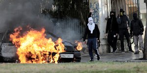 Αντιεξουσιαστές καίνε αυτοκίνητο