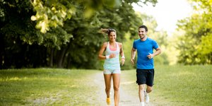 Γυναίκα και άνδρας τρέχουν στη φύση