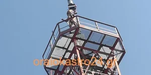 Ανδρας απειλεί να πέσει στο κενό