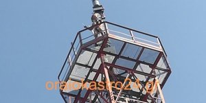 Ανδρας απειλεί να πέσει στο κενό