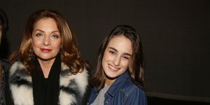 Η Αντζελα Γκερέκου με την κόρη της, Μαρία Βοσκοπούλου η οποία φοράει τζιν πουκάμισο