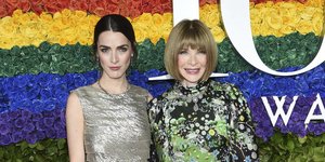 Η Άννα Γουίντουρ με την Μπι Σάφερ ποζάρουν στο κόκκινο χαλί