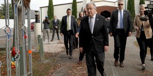Αντόνιο Γκουτέρες περπατάει