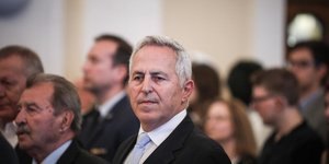 Ο Ευάγγελος Αποστολάκης κοιτάζει στο πλήθος