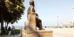 To άγαλμα του Αριστοτέλη στην ομώνυμη πλατεία