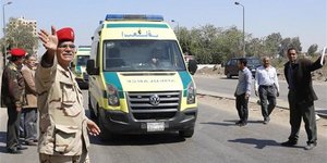 Ασθενοφόρο στην Αίγυπτο και αστυνομικοί που καθοδηγούν