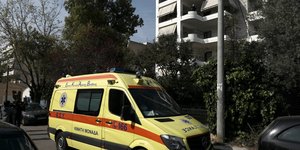 Ασθενοφόρο του ΕΚΑΒ παρκαρισμένο έξω από πολυκατοικία