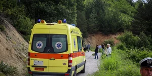 Ασθενοφόρο των ΕΚΑΒ σε επαρχιακό δρόμο