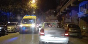 Ασθενοφόρο στον δρόμο με αυτοκίνητα