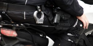 Χειροπέδες αστυνομικών 