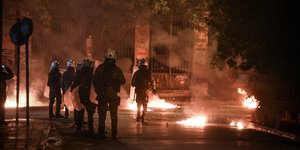 Επίθεση με μολότοφ στα ΜΑΤ από κουκουλοφόρους στα Εξάρχεια