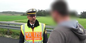 Αστυνομικός δίνει ένα καλό μάθημα σε έναν οδηγό