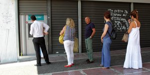 Ουρά πολιτών σε ΑΤΜ τράπεζας