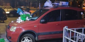 Αυτοκίνητο γεμάτο σκουπίδια στη Θεσσαλονίκη