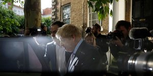 Ο Μπόρις Τζόνσον προσέρχεται στο debate των Συντηρητικών στη Βρετανία