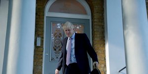 Ο Μπόρις Τζόνσον κατεβαίνει τα σκαλιά του σπιτιού του