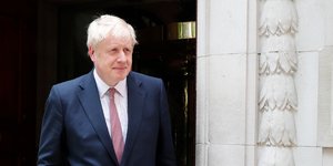 Ο Μπόρις Τζόνσον περπατάει με τα χέρια στις τσέπες