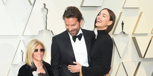 Ο Μπράντλεϊ Κούπερ με την μητέρα του και την Ιρίνα Σάικ