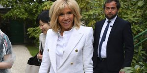 Η Μπριζίτ Μακρόν με λευκό σακάκι
