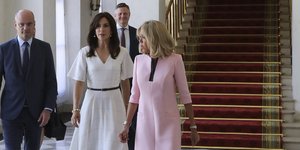 Η Μπριζίτ Μακρόν και η πριγκίπισσα Μαίρη της Δανίας περπατούν