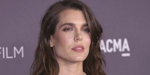 Η Σαρλότ Κασιράγκι με σατέν ροζ φόρεμα και μεταλλικά στοιχεία