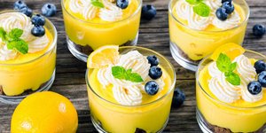 Τσιζκέικ στο ποτήρι με κρέμα λεμονιού