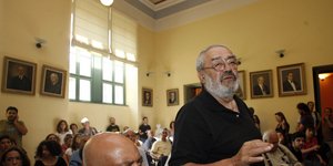Ο Χρήστος Τσιγαρίδας όρθιος μιλάει σε κόσμο