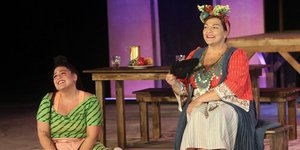 Η Δανάη Μπάρκα και η Βίκυ Σταυροπούλου με κοστούμια επί σκηνής