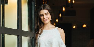 Η Δανάη Παππά με λευκό τοπ και παντελόνι