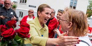 Η Μέτε Φρέντεριξεν αγκαλιάζει μία θαυμάστριά της έξω από εκλογικό κέντρο 
